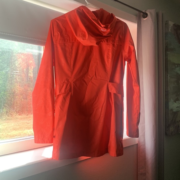 Woman’s small Lole rain coat - Picture 5 of 7
